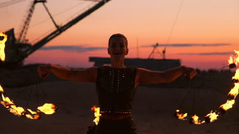 Feuertänzer-Vor-Sonnenuntergang.-Eine-Junge-Frau-Posiert-Während-Ihrer-Tanzvorführung-Mit-Ihrem-Feuerreifen-Vor-Dem-Sonnenuntergang